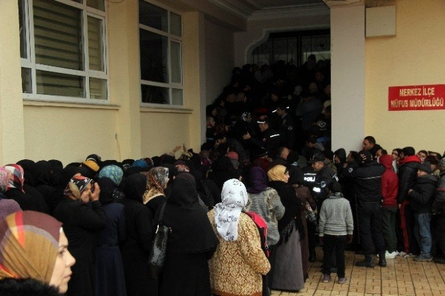 Nüfus Müdürlüğünde Suriyeli İzdihamı