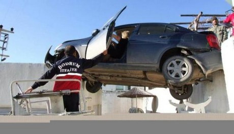 Arabasıyla havada asılı kaldı