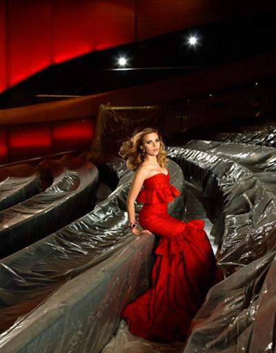 Scarlett Johansson kırmızılar içinde