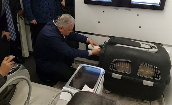Başbakan'a hediye ettiler, uçakta besledi