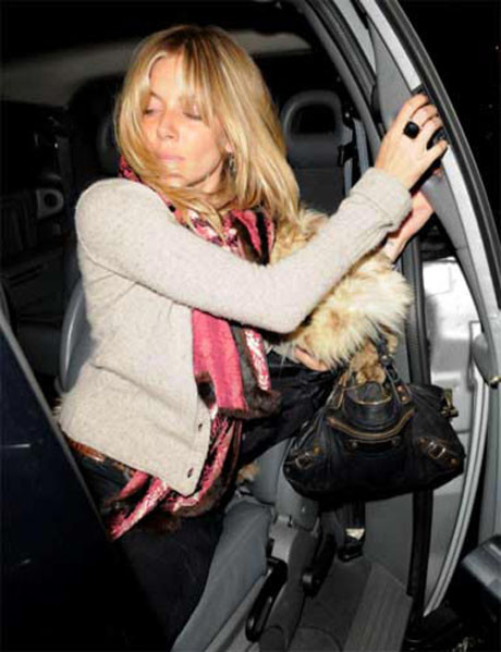 Sienna Miller sapıttı