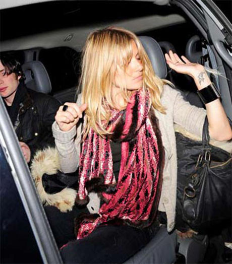 Sienna Miller sapıttı