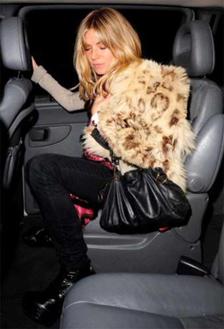 Sienna Miller sapıttı
