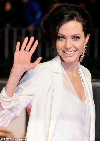 Angelina Jolienin yeni saç stili