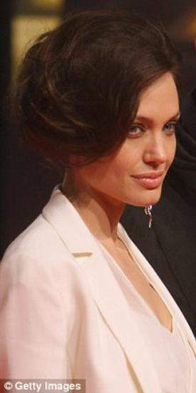 Angelina Jolienin yeni saç stili