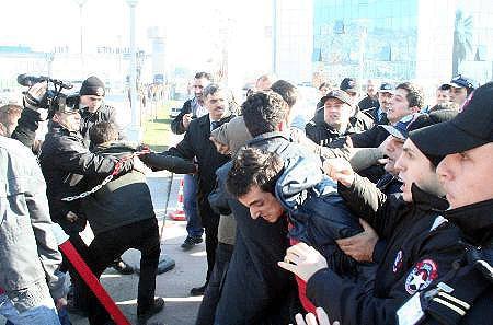 Doğalgaz protestosuna dayak !
