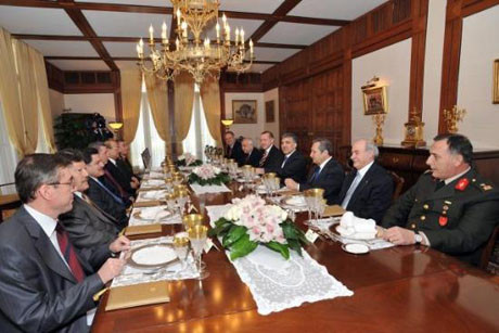 Abdullah Gül, hukukçularla toplandı