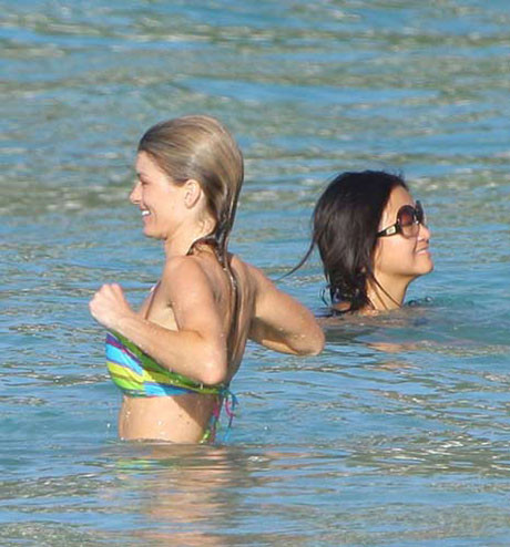 Marisa Millerin bikinisi düştü
