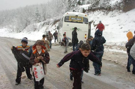 Midibüs kara saplandı