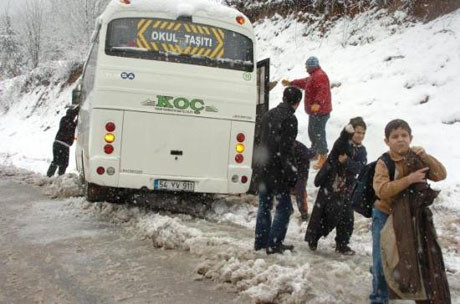 Midibüs kara saplandı