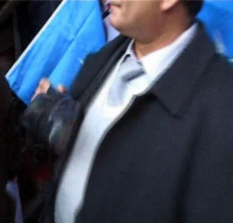 Hüseyin Çelike ayakkabı fırlatıldı !