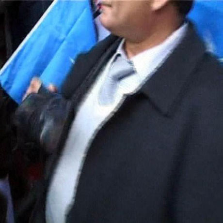 Hüseyin Çelike ayakkabı fırlatıldı !