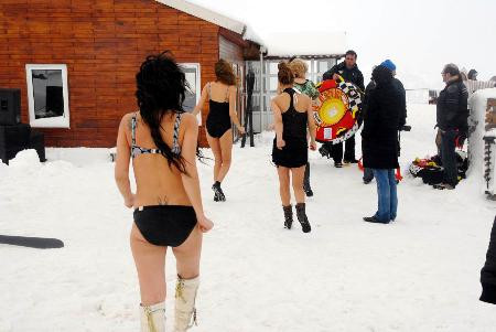 Kar üzerinde bikinili tanıtım