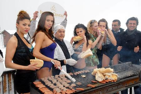 Kar üzerinde bikinili tanıtım