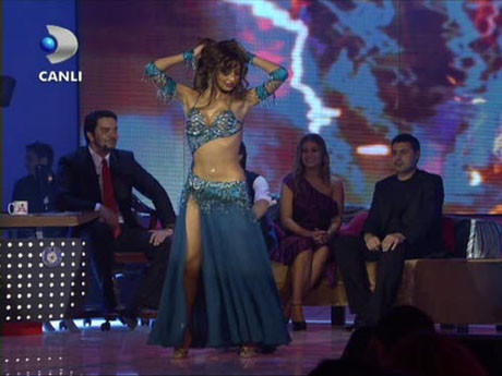 Carmenden göbek şov
