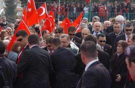 Erdoğan az kalsın düşüyordu!