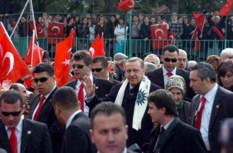 Erdoğan az kalsın düşüyordu!
