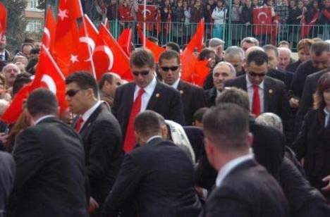 Erdoğan az kalsın düşüyordu!