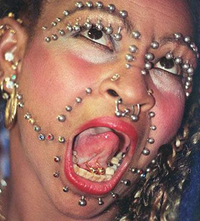 6 bin 5 tane piercingi var