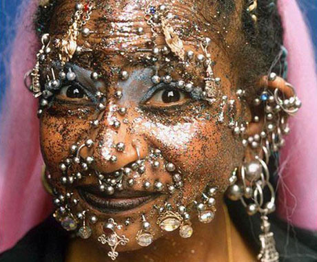 6 bin 5 tane piercingi var
