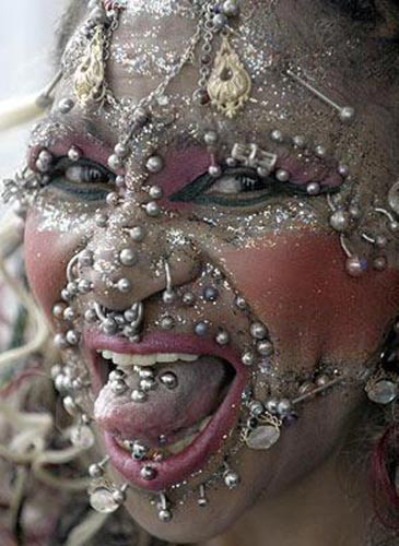 6 bin 5 tane piercingi var