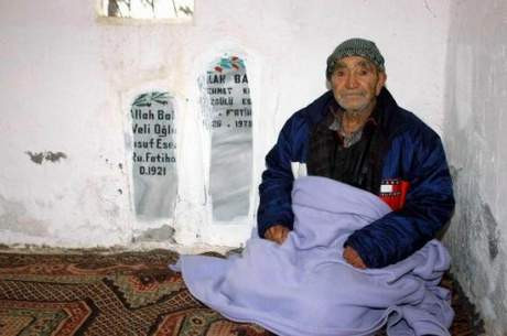 Karısının mezarını ev yaptı