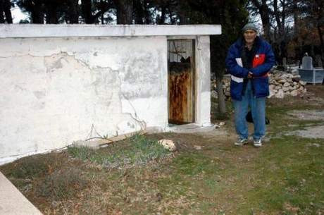 Karısının mezarını ev yaptı