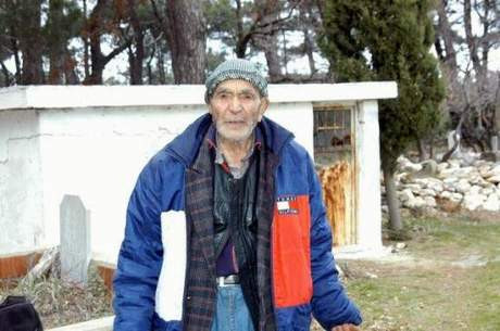 Karısının mezarını ev yaptı