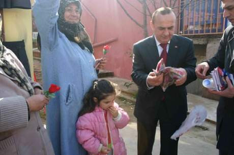 CHPli aday başörtüsü dağıttı