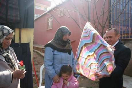 CHPli aday başörtüsü dağıttı