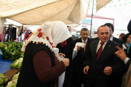 CHPli aday başörtüsü dağıttı