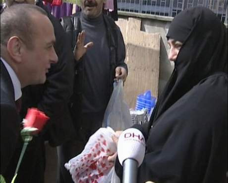 CHPli aday başörtüsü dağıttı