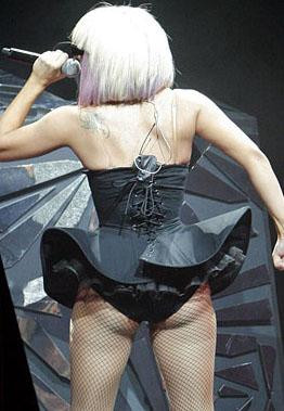 18 yaşında striptiz yapmış !