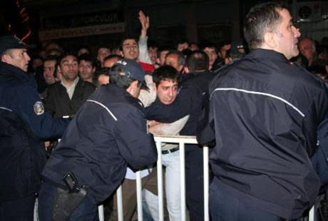 Polis katiline linç girişimi !