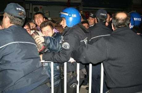 Polis katiline linç girişimi !