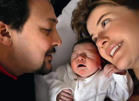 Şebnem Özinal bebeğiyle poz verdi