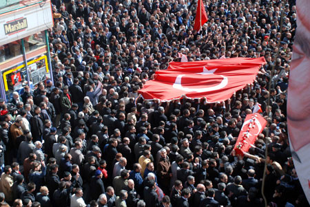 Onları 25 bin kişi uğurladı
