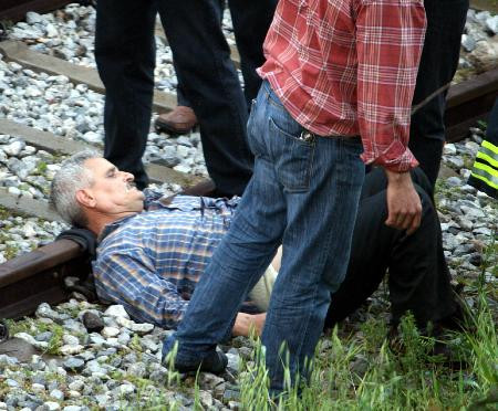 Midibüs tren yoluna düştü !