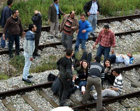 Midibüs tren yoluna düştü !