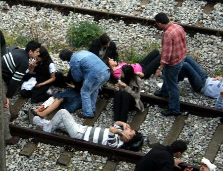 Midibüs tren yoluna düştü !