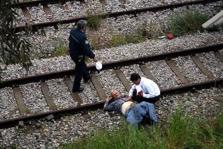 Midibüs tren yoluna düştü !