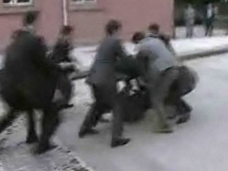 Başbakanlık önünde kendini yakmaya kalkıştı !