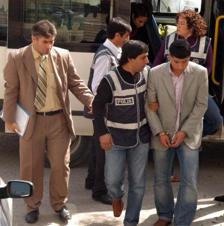 6 günlük kocasını öldürttü