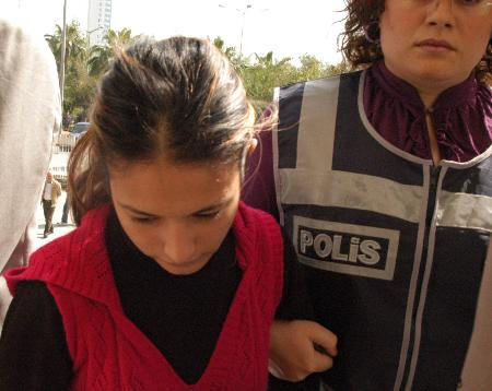 6 günlük kocasını öldürttü