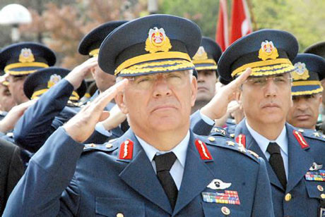 Komutan, Baydemiri ayağıyla itti !
