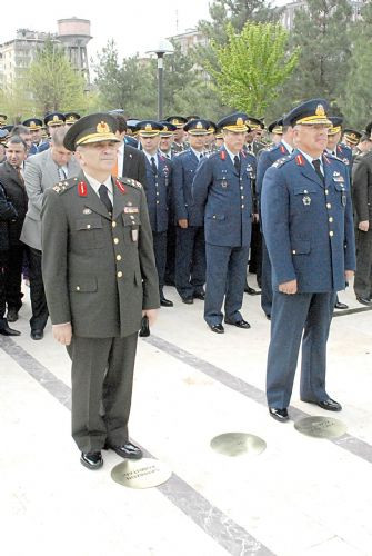 Komutan, Baydemiri ayağıyla itti !
