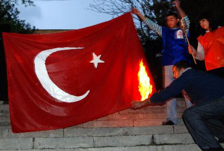 Erivanda Türk bayrağını yaktılar !