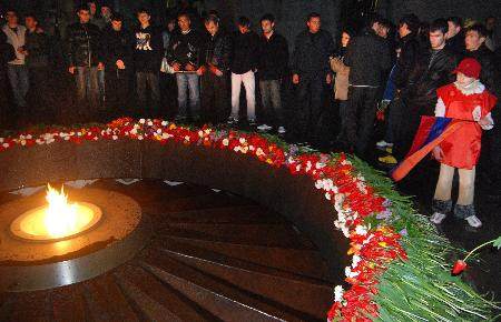 Erivanda Türk bayrağını yaktılar !