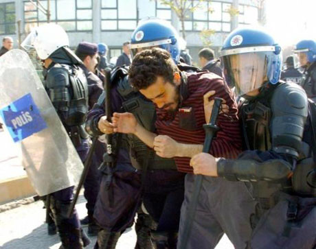İzmitte işçilere polis engeli