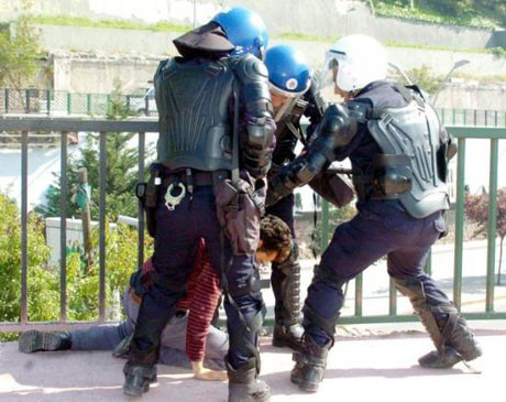 İzmitte işçilere polis engeli